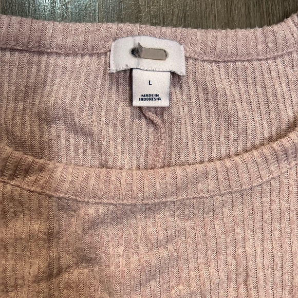 ⭐️ 3/$20 Long-sleeve shirt/sweater - Picture 2 of 3